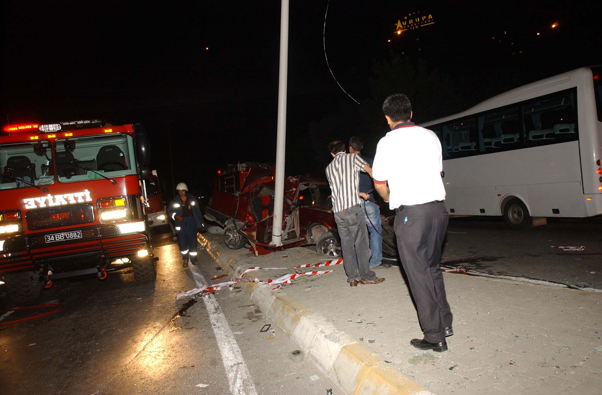 Yeniden - Sultangazi'de Trafik Kazası: 2 Ölü, 1 Yaralı