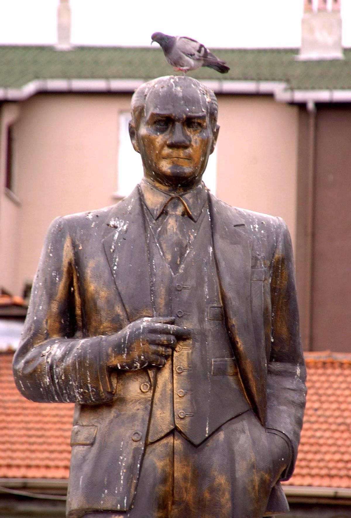 Atatürk Heykeli Güvercin Pisliği İçinde
