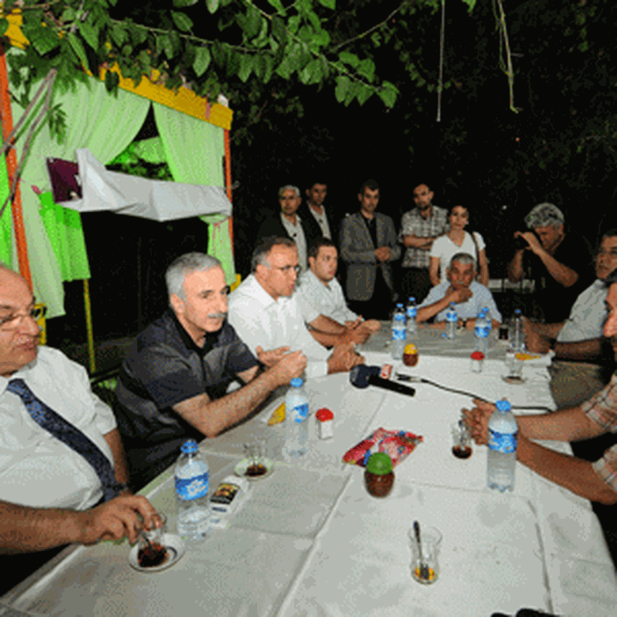 Başkan Güzelbey İlk İftarını Vatandaşlarla Birlikte Yaptı