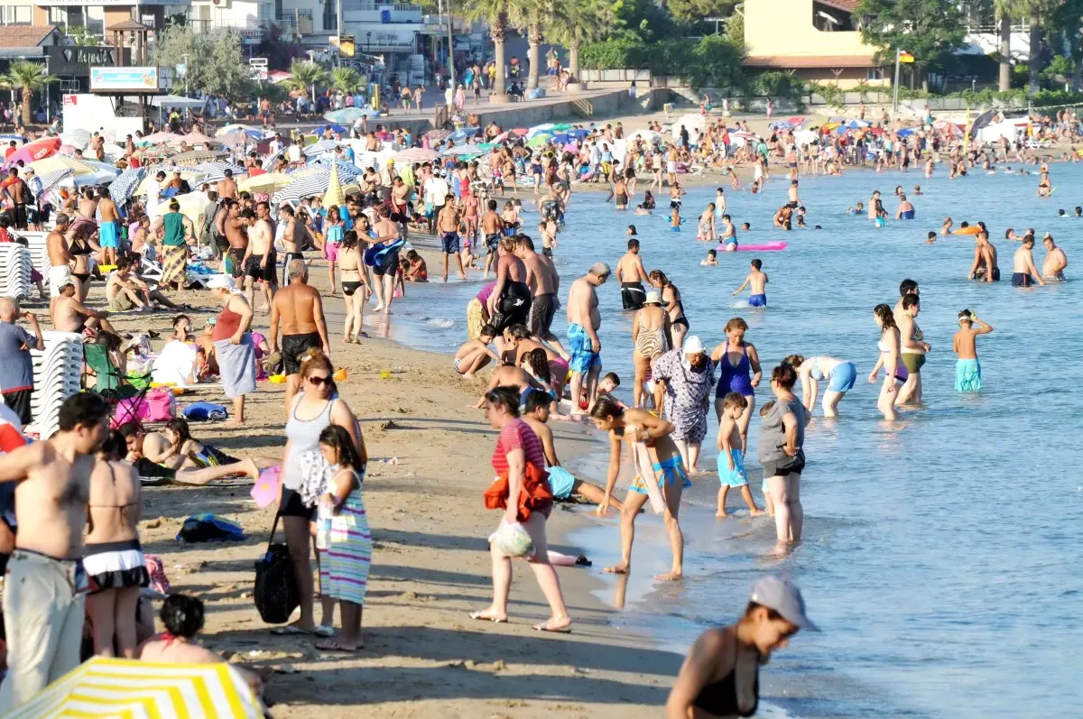 Plaj Akşam Saatinde de Doldu Taştı