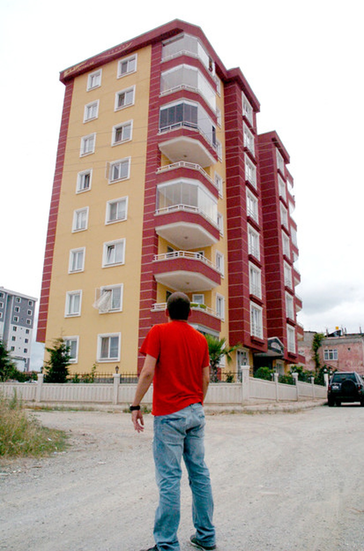 4 Yaşındaki Çocuk, 5'inci Kattan Düşüp Öldü