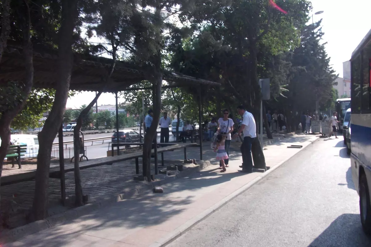 Polisin Koruyucu Elbise Giymeden Açtığı Şüpheli Paketten Civata Çıktı