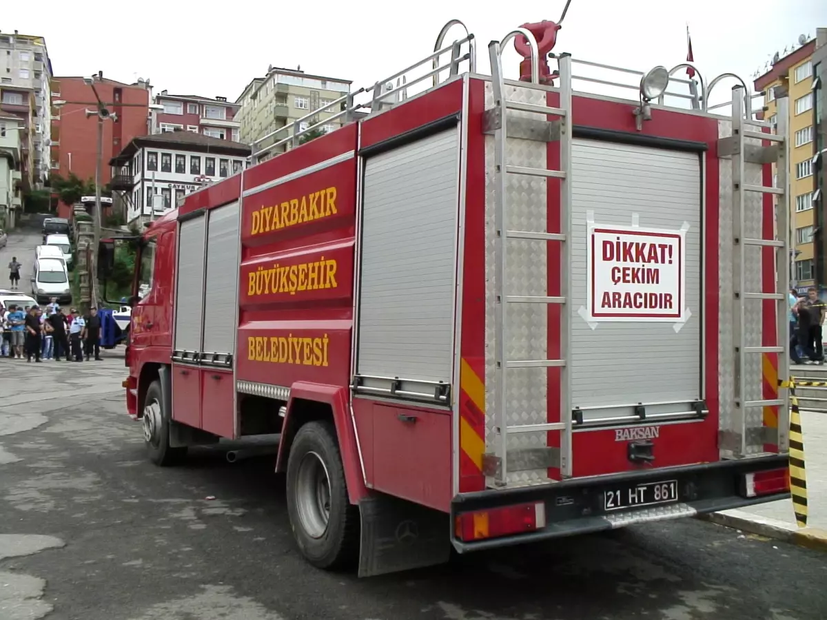 Rize\'deki Sinema Filmi Çekiminde Diyarbakır Plakalı İtfaiye Aracı Krizi