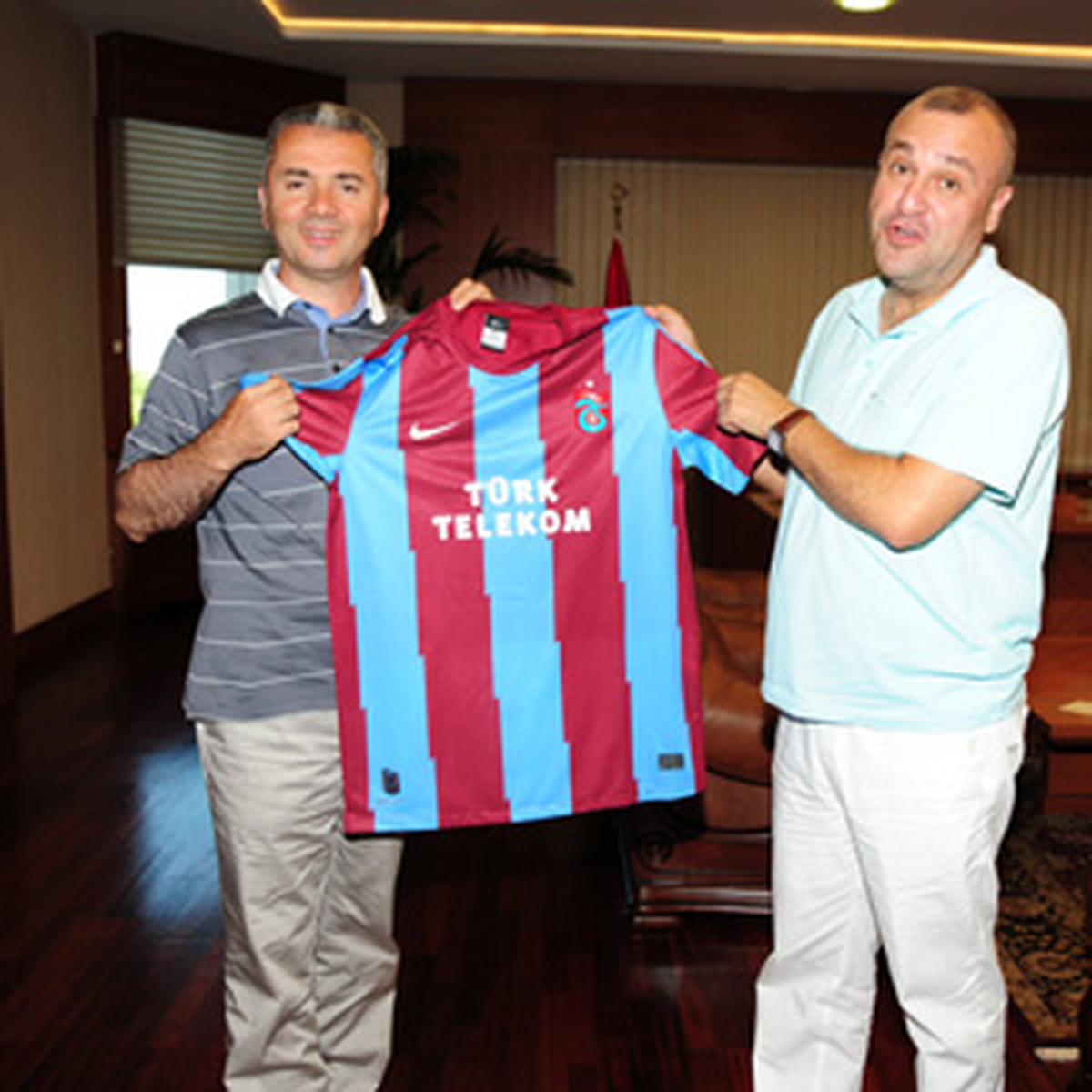 Başkan Uzun Trabzonspor Forması Giydi