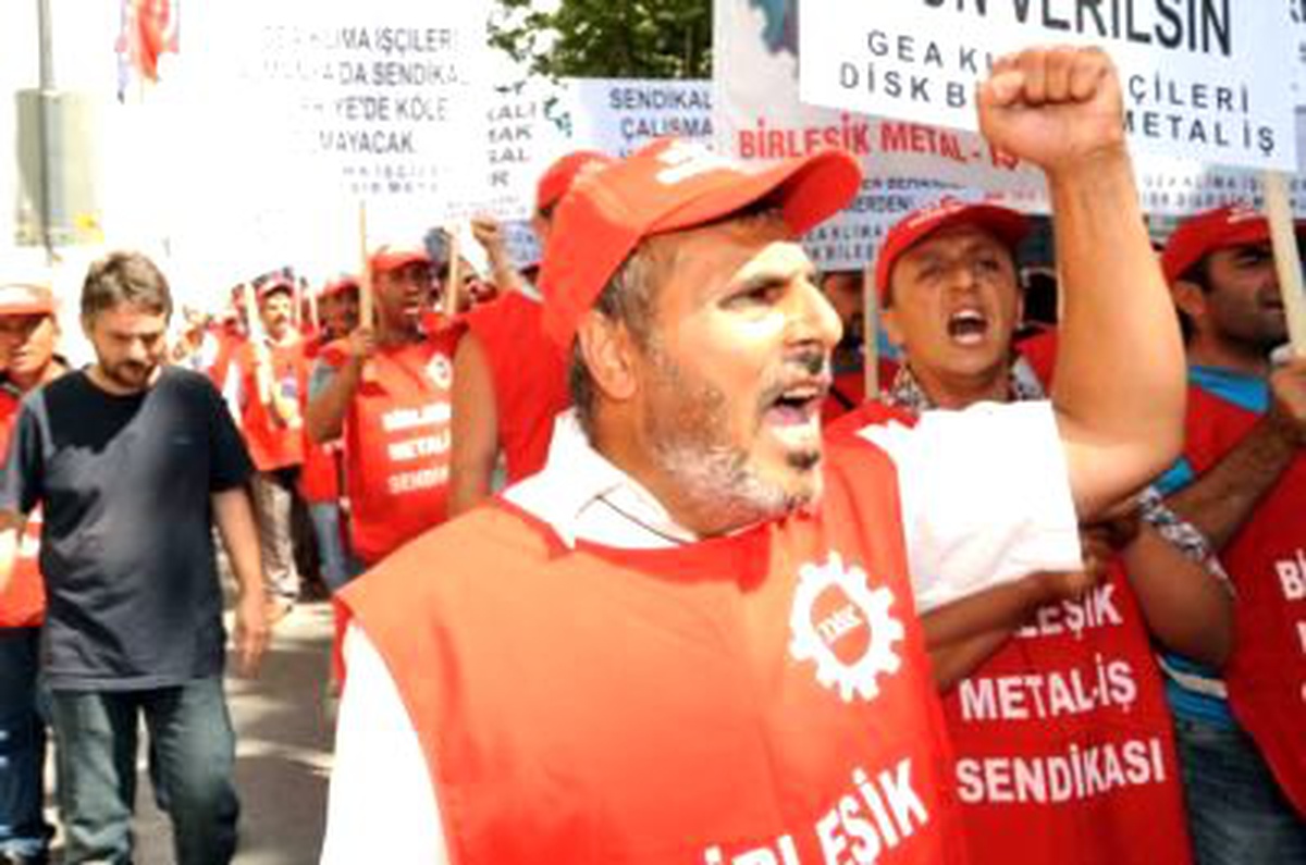 Hakları İçin Alman Konsolosluğu'na Yürüdüler