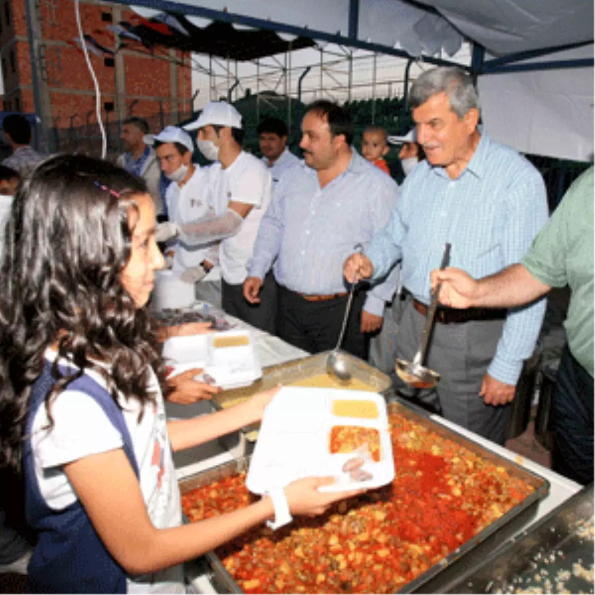 Binlerce Kişi Stadyumda İftar Açtı
