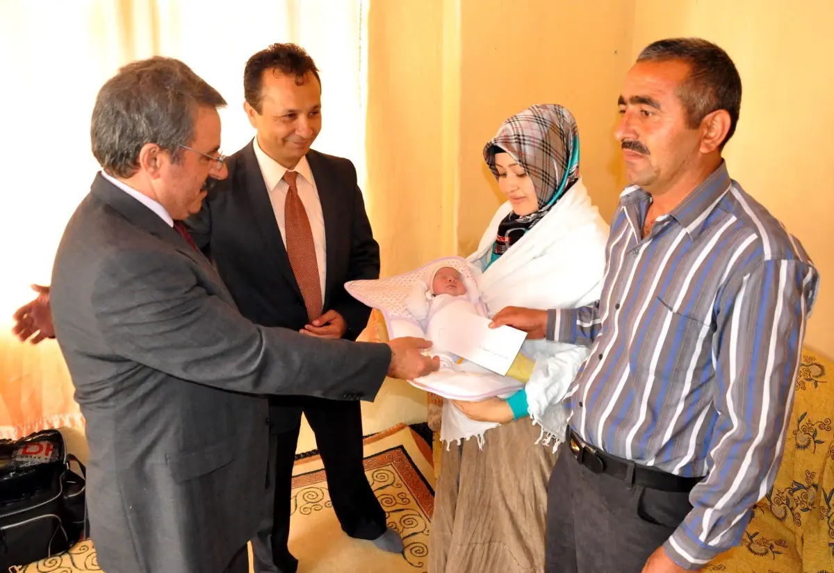 Afgan Sığınmacıların Çocuklarına Hediye