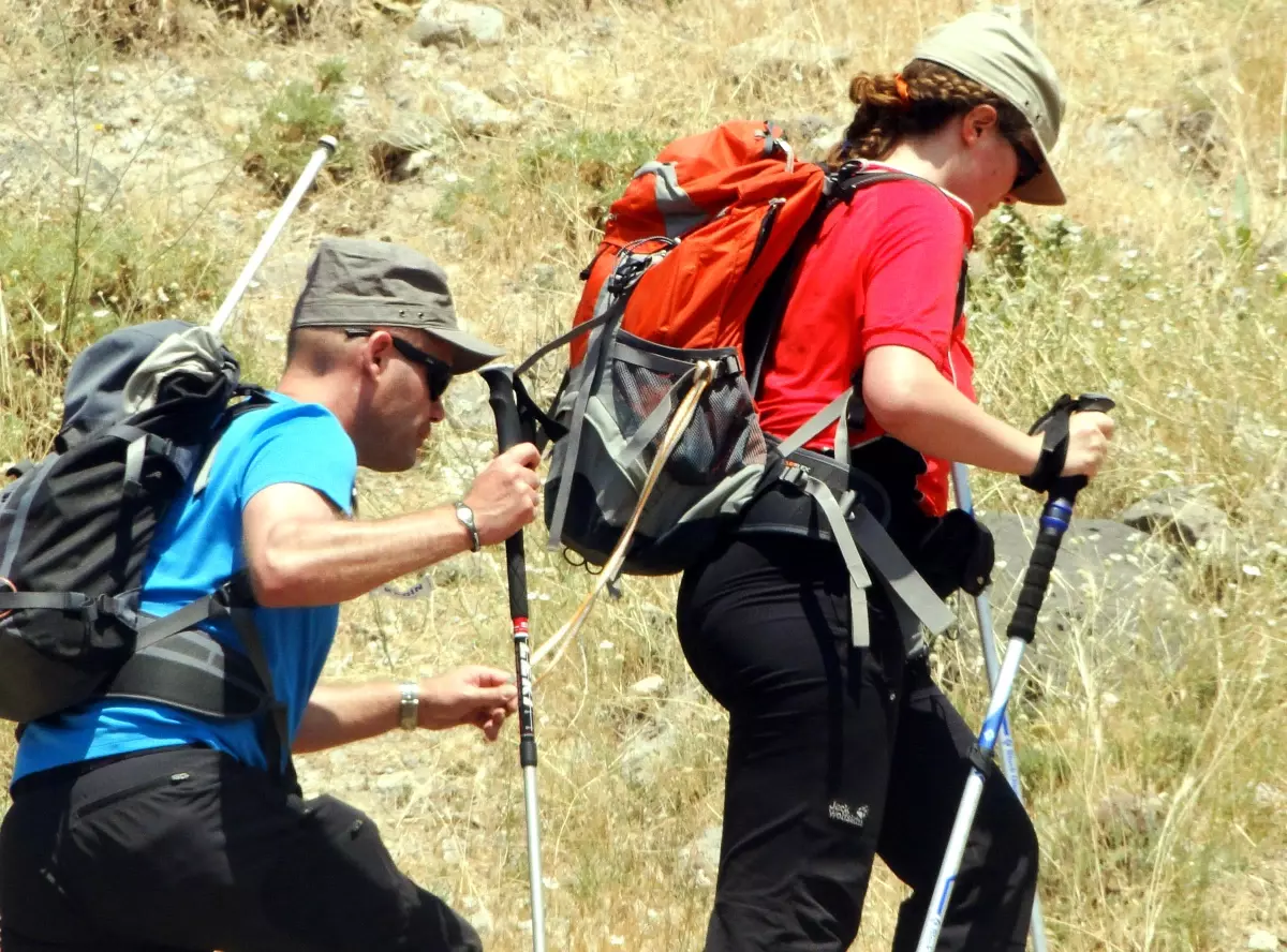 Ama Dağcı, Kız Arkadaşının Çantasına Bağlı İple Ağrı\'ya Tırmandı