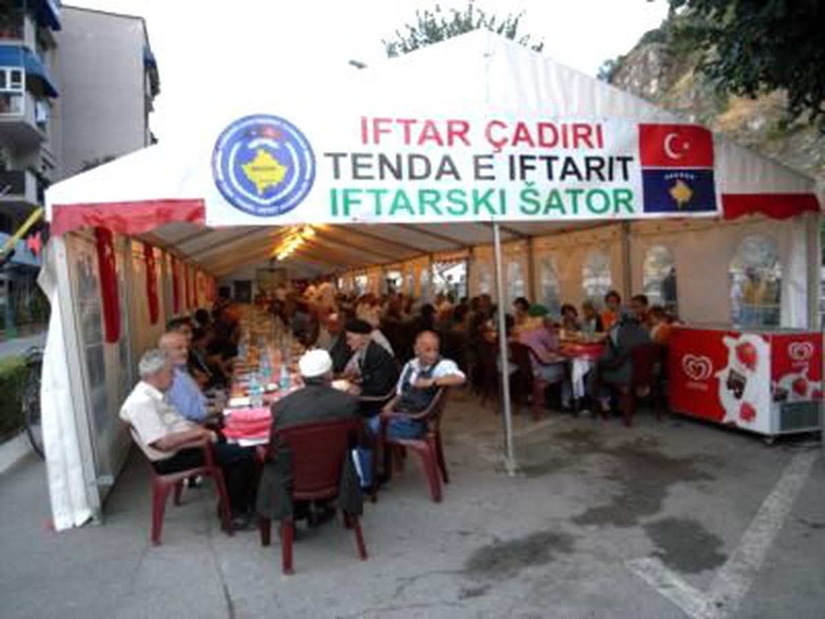 Mehmetçik Kosovalılar'la İftarını Açıyor