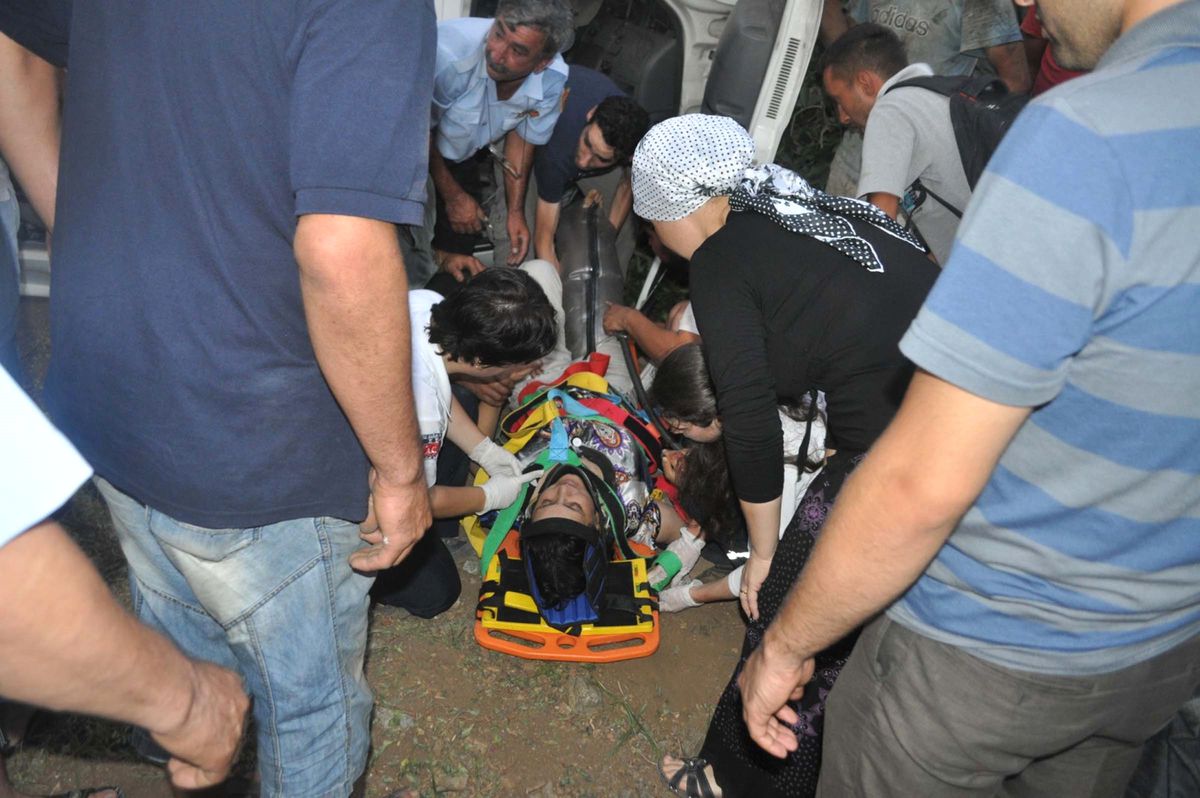 Minibüs 20 Metreden Bahçeye Uçtu: 2 Yaralı
