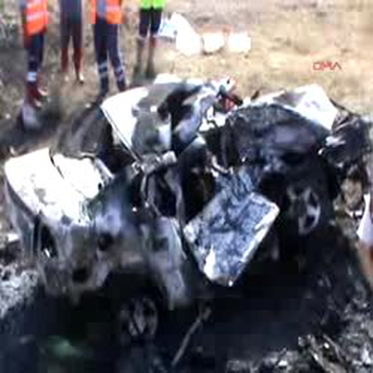 Tır'la Çarpışan Otomobildeki 4 Kişi Yanarak Öldü Tır'la Çarpışan Otomobildeki 4 Kişi Yanarak Öldü