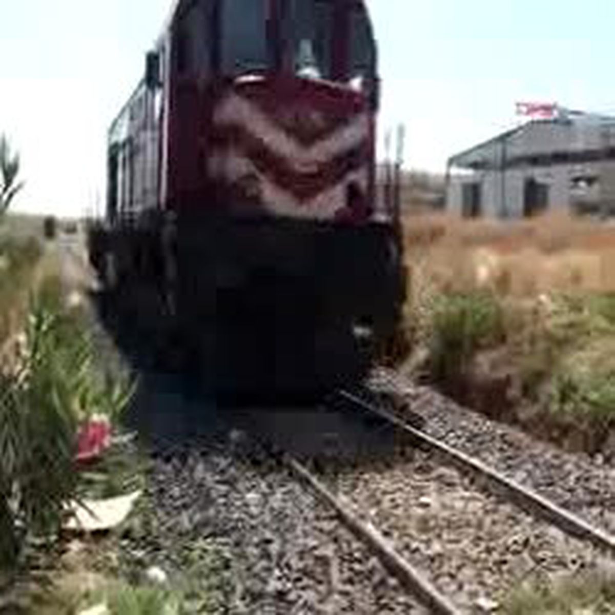 Tren İşçi Minibüsüne Çarptı