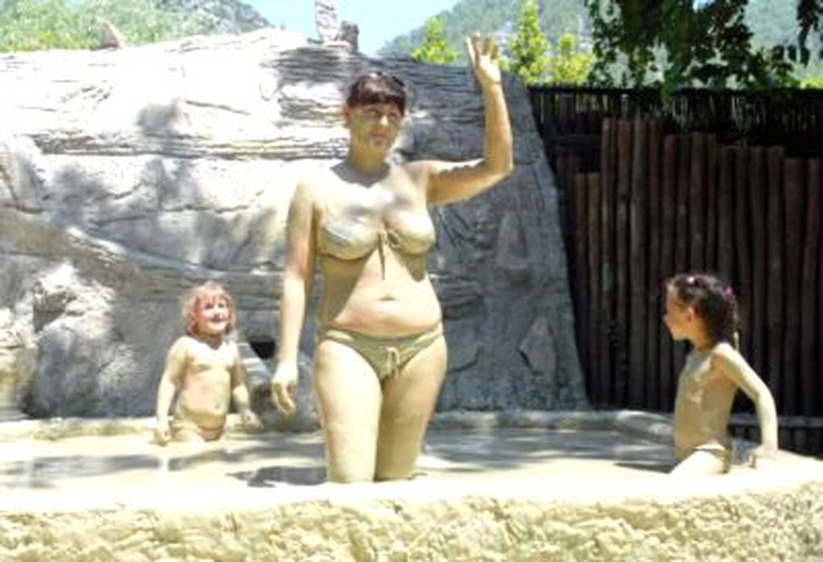 Çamur Banyosuna Turist İlgisi