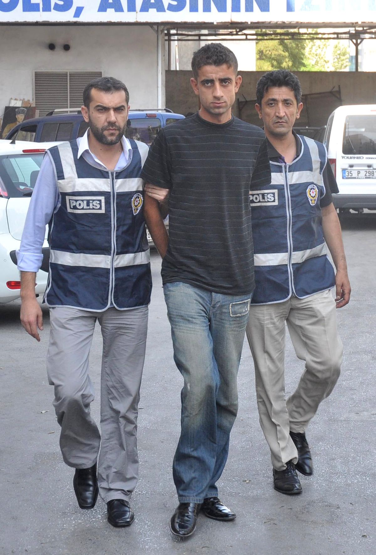 Güvenlik Kamerasına Takıldı, Polis Yakaladı