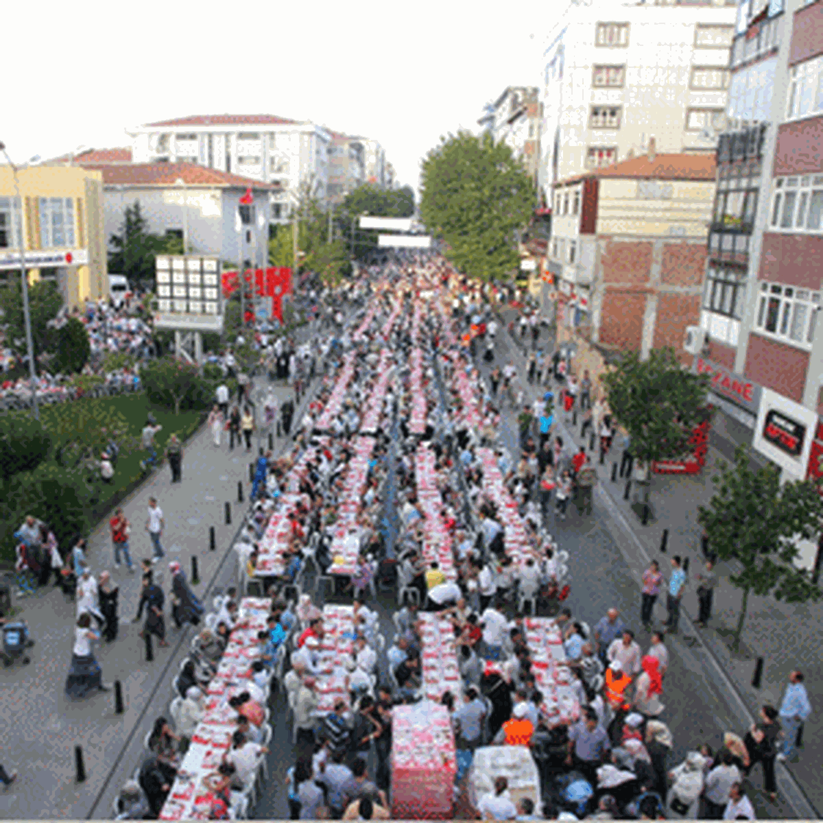 Onbinlerce Vatandaş Aynı Sofrada İftar Açtı!