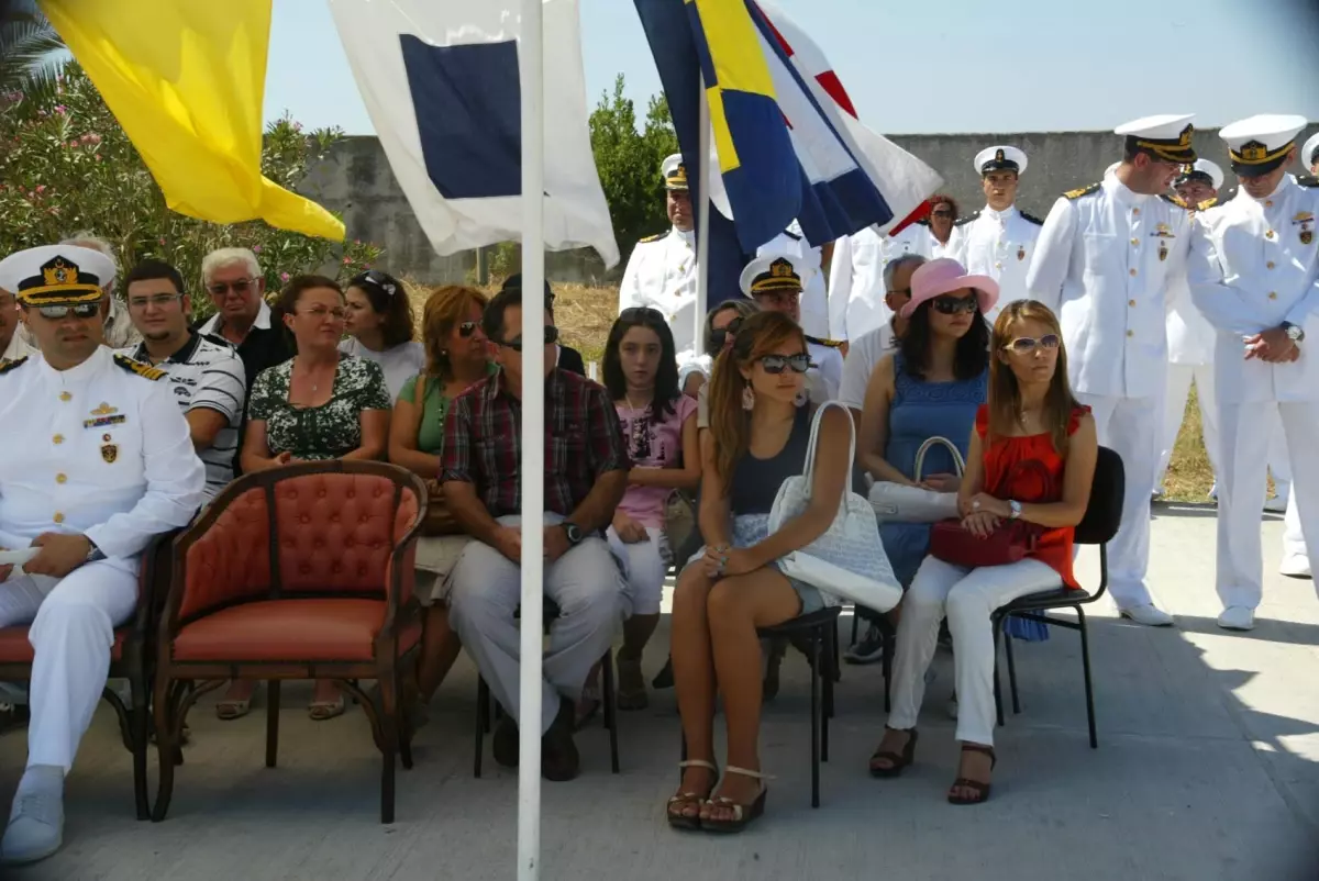 Açık Deniz Eğitiminden Dönen Deniz Harp Okulu Öğrencilerinin Aileleriyle Buluşma Sevinci