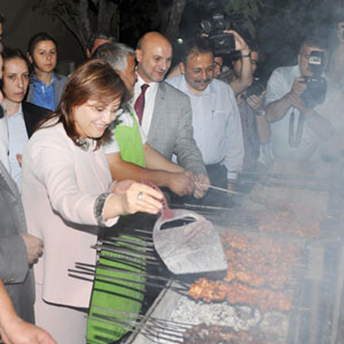 Bakan Şahin Ciğer Kebabı Pişirip, Ebru Yaptı