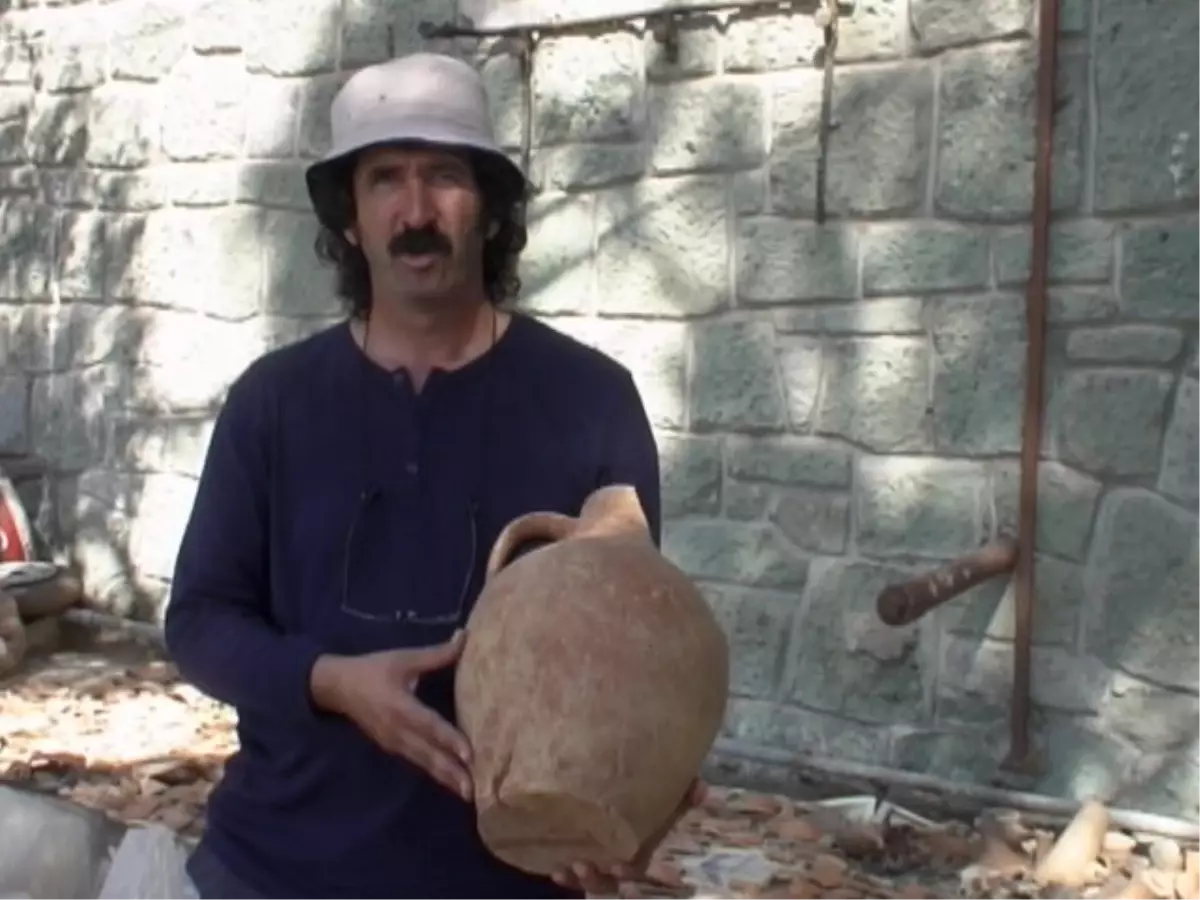 Zeytinliada Kazılarında Testi İçinde Çocuk Mezarı Ortaya Çıkarıldı