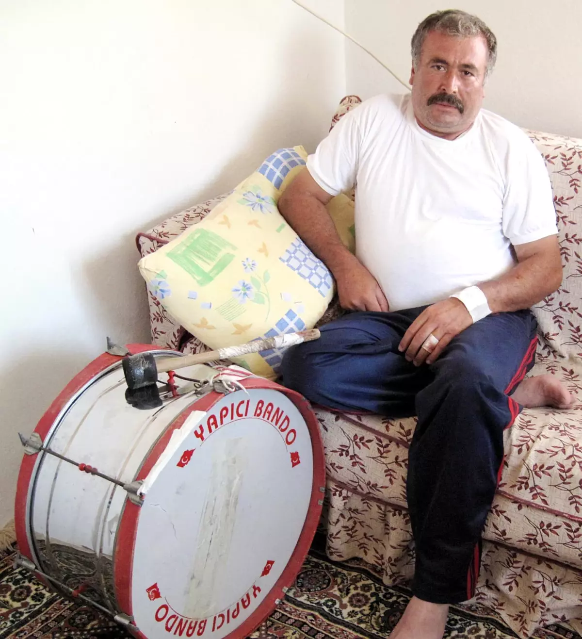 \'başka Yerde Çal\' Dedi, Davulcuyu Bıçakladı