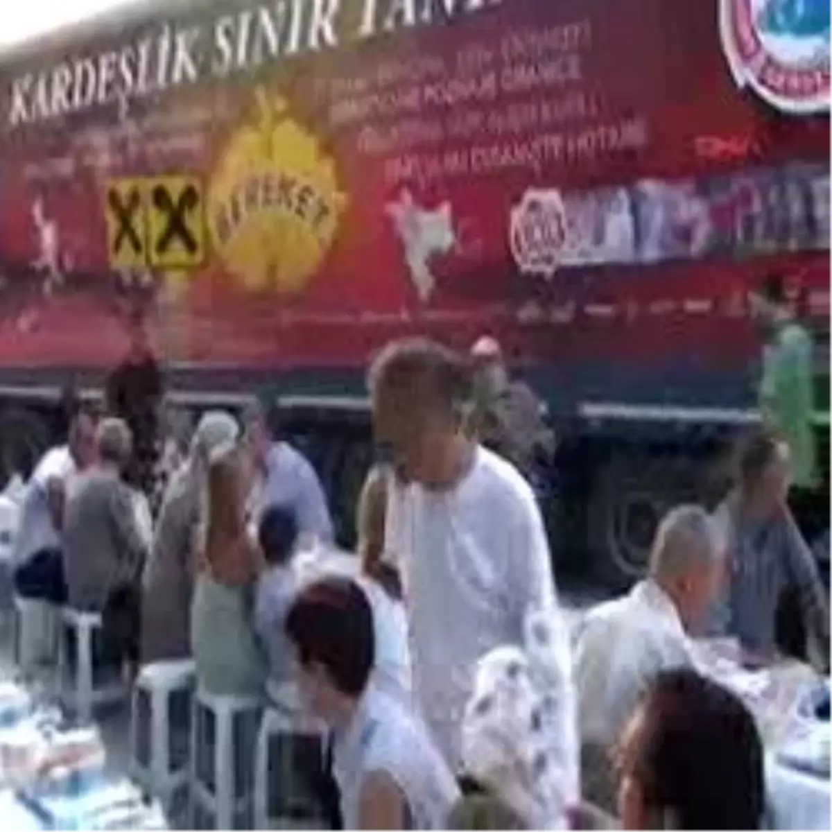 \'Bereket Konvoyu\'na Kosovalılar\'dan Yoğun İlgi