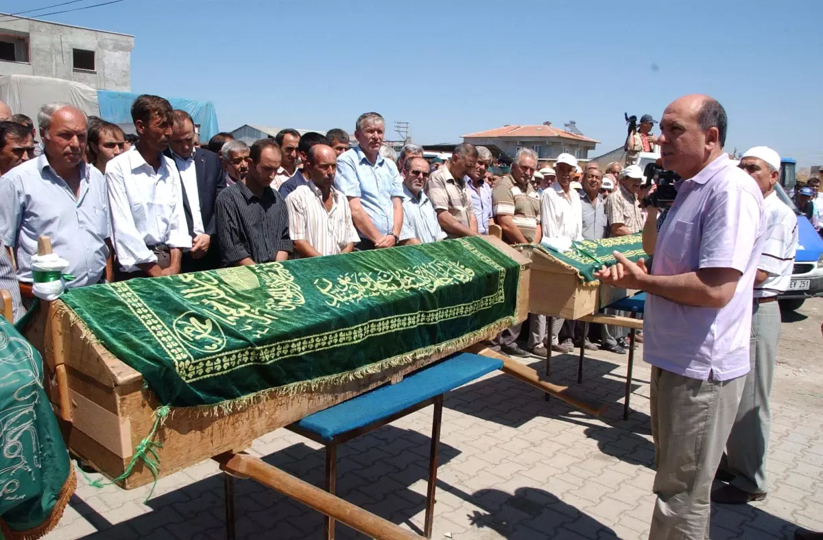 Simav Çayı\'nda Boğulan Üç Kardeş Toprağa Verildi