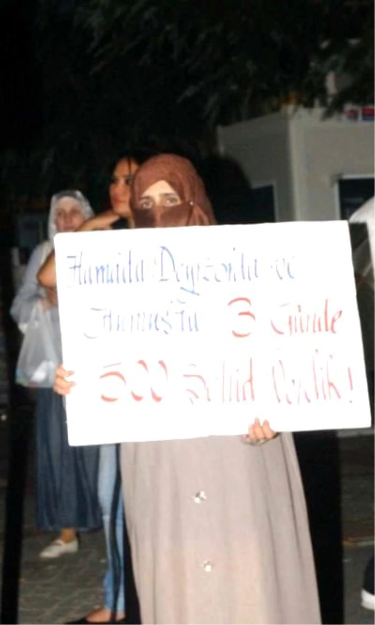 Türkiye\'de Yaşayan Suriyeliler Konsolosluk Önünde Eylem Yaptı