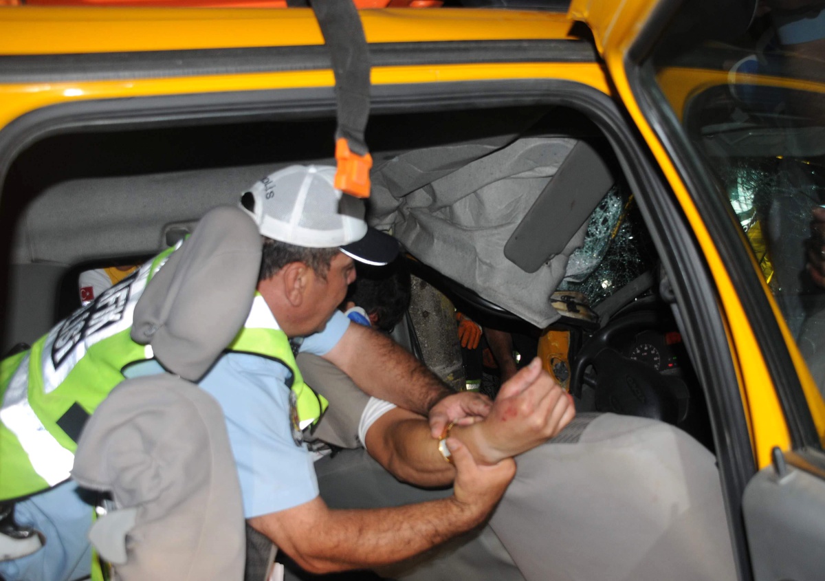 Otomobil Elektrik Direğine Çarptı: 1 Yaralı