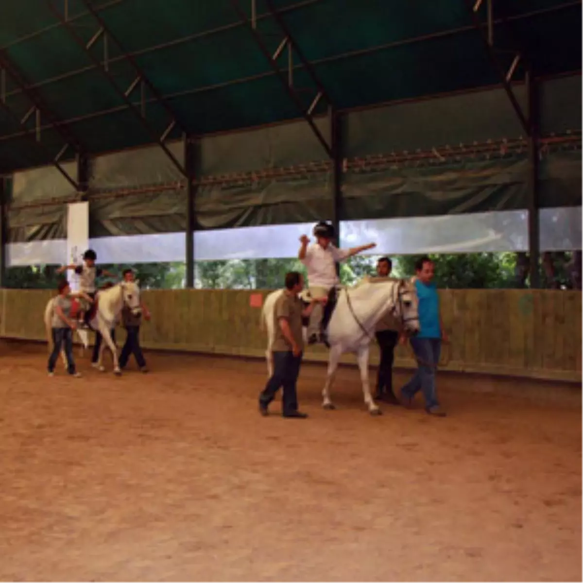 Özürlü Çocuklara At Üstünde Terapi Hizmeti