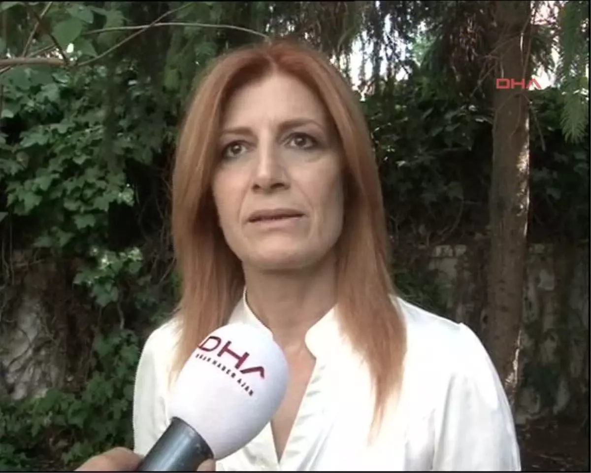 Sigara Paketleri Üzerindeki O Adam Kameraların Karşısında