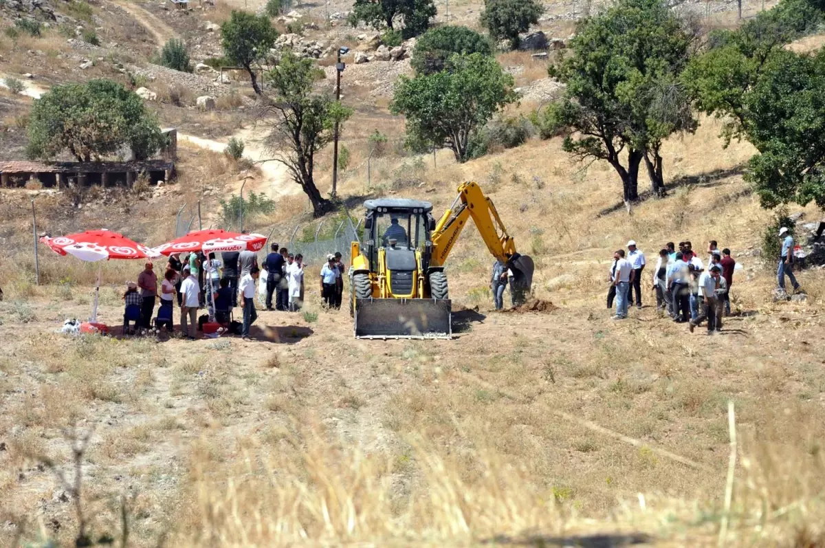 Çemişgezek\'teki Toplu Mezar Kazısında 7 Kişiye Ait Kemikler Bulundu