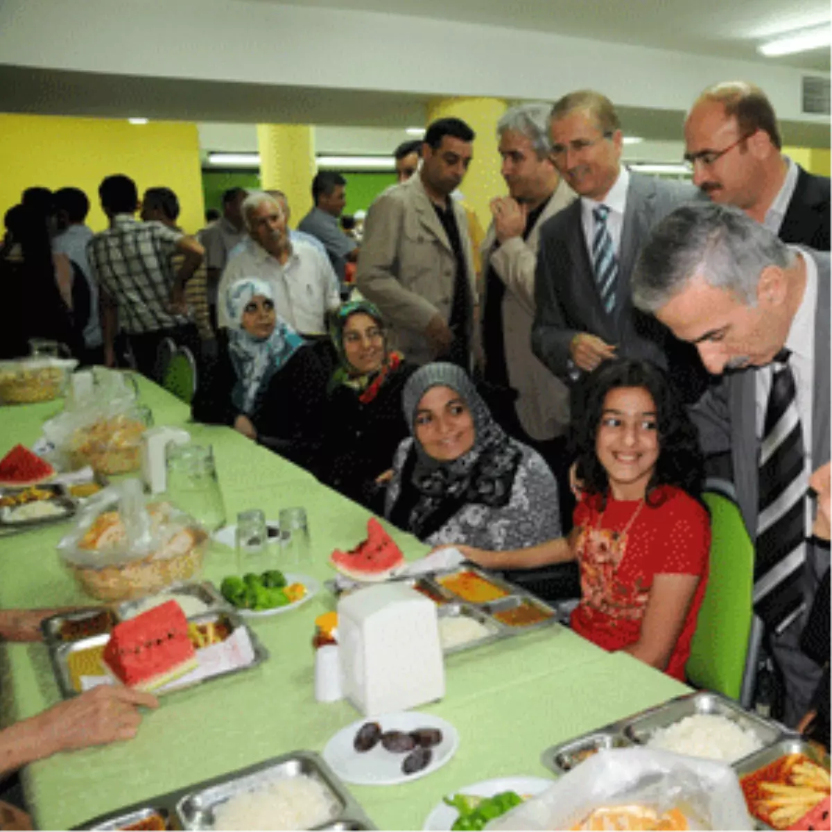 Güzelbey\'den İlk İftar Yemeği Şehit Ailelerine