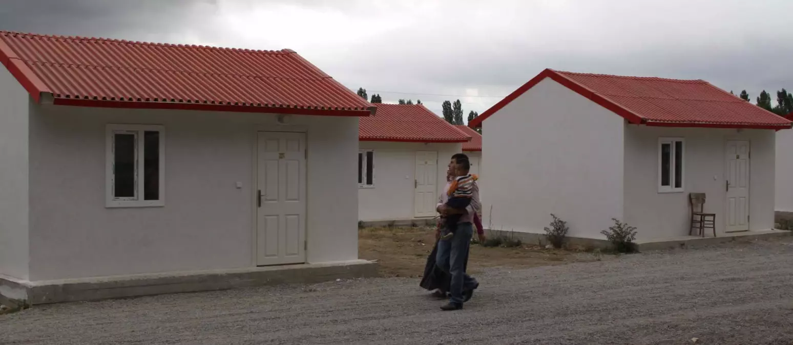 Simav\'da Prefabrik Evler Gecikmeli Dağıtıldı