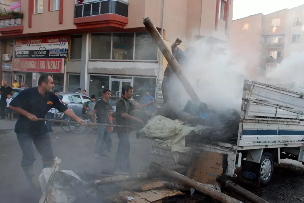 Kamyonetteki Hurda Kağıtlar Alev Aldı