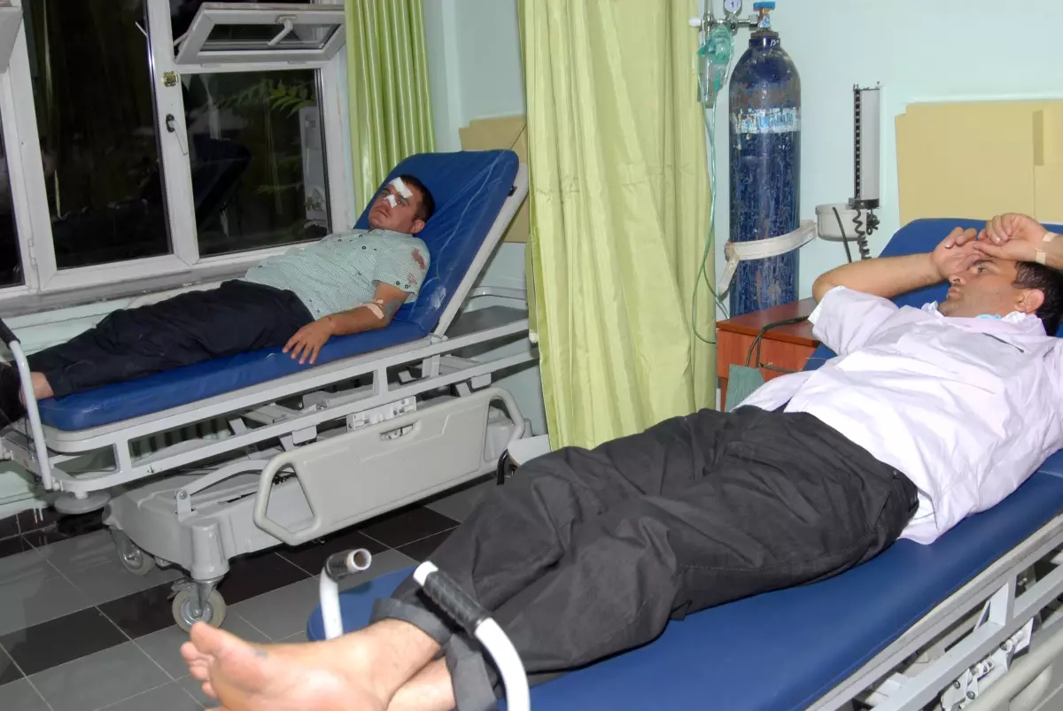 Otobüs Tır\'a Arkadan Çarptı: 22 Kişi Yaralı