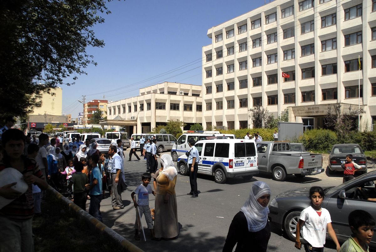 Suları Akmayan Mahalleli Sopalarla Belediyeye Yürüdü