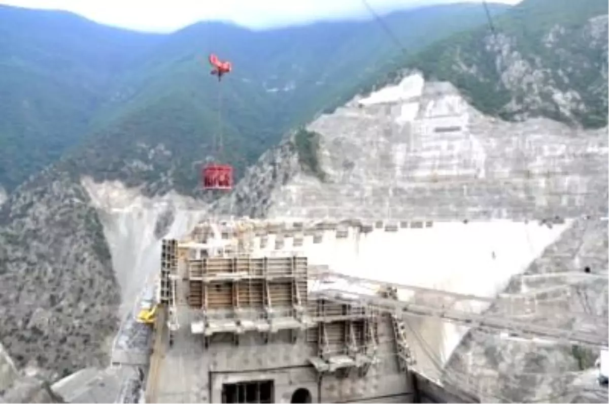 Bakan Eroğlu Vinçe Bağlı Kafese Girdi, Deriner Baraj İnşaatını Havadan İnceledi