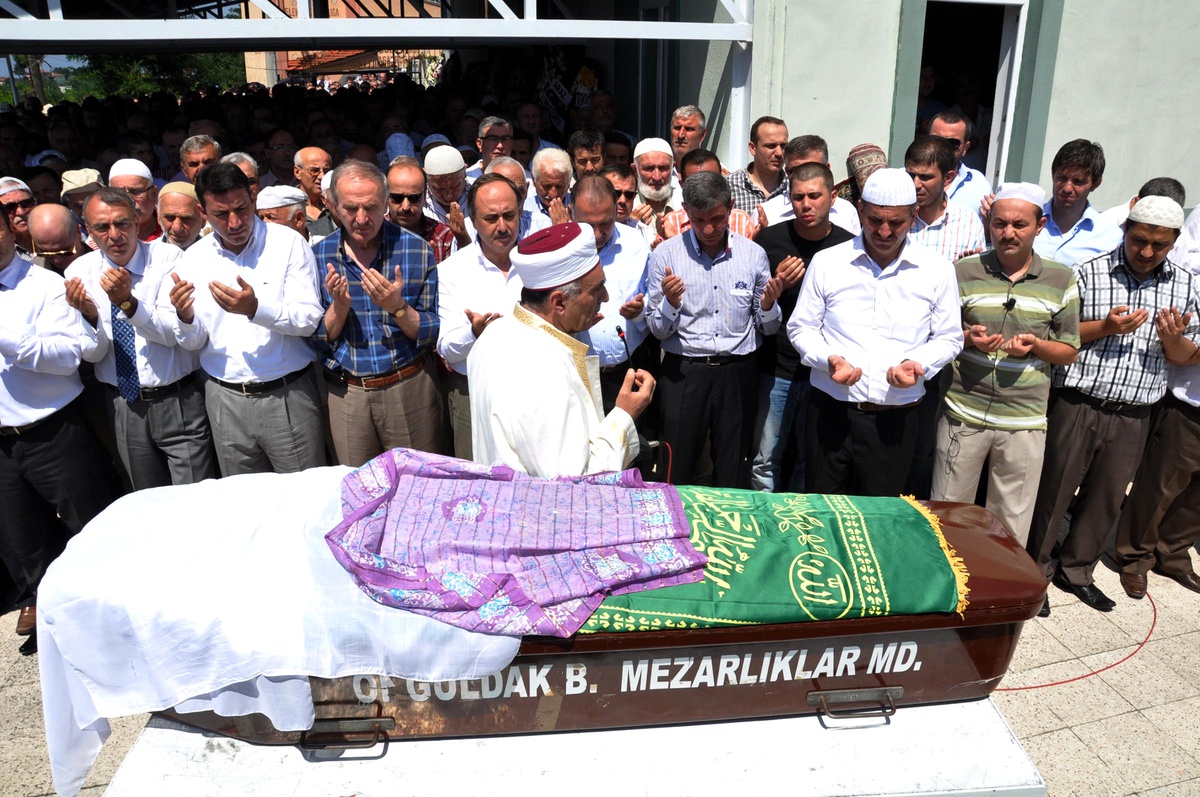 Haberal'dan Arkadaşına Çelenkli Taziye