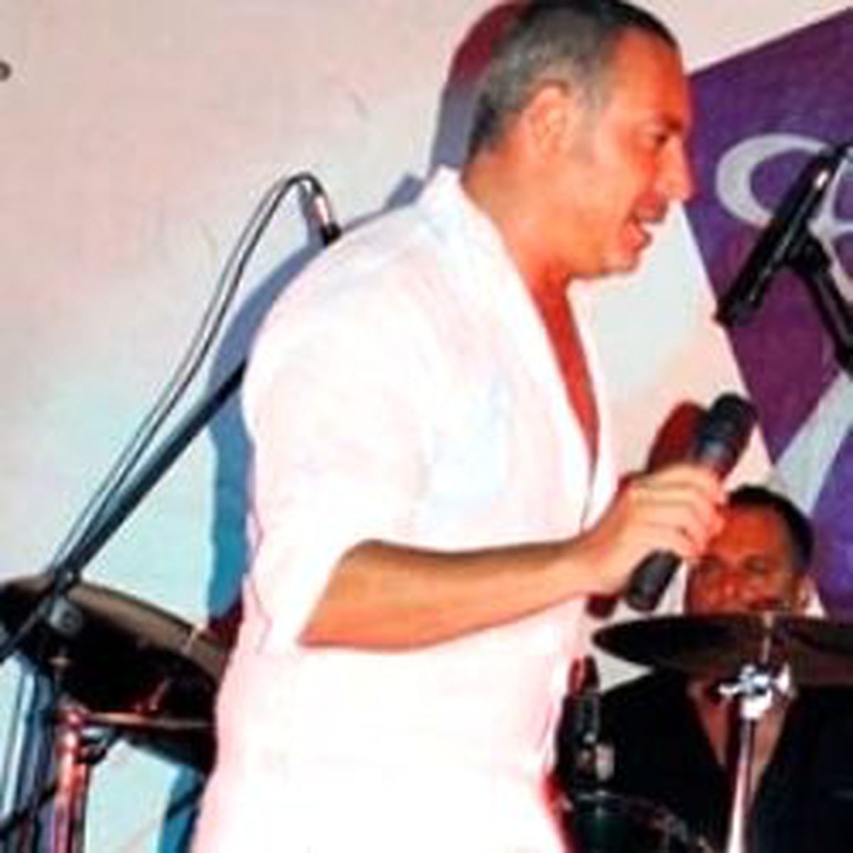 Sahnede Çıplak Ayak Kaldı