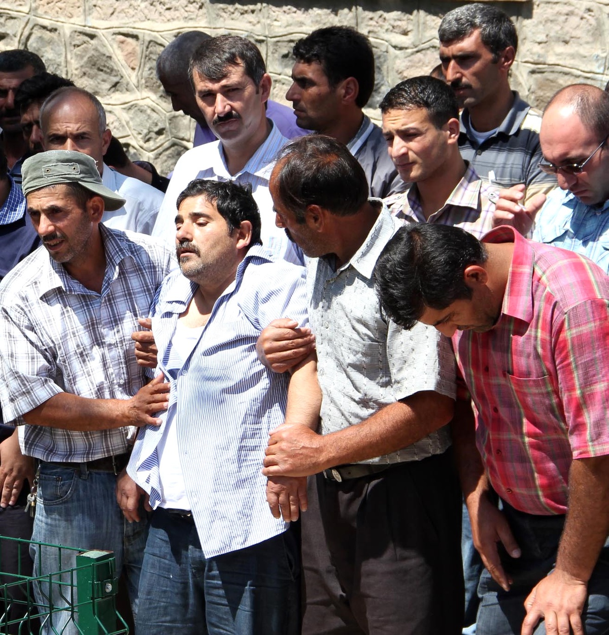 Üç Kardeşini Toprağa Verdi, 'Beni de Götürün' Dedi