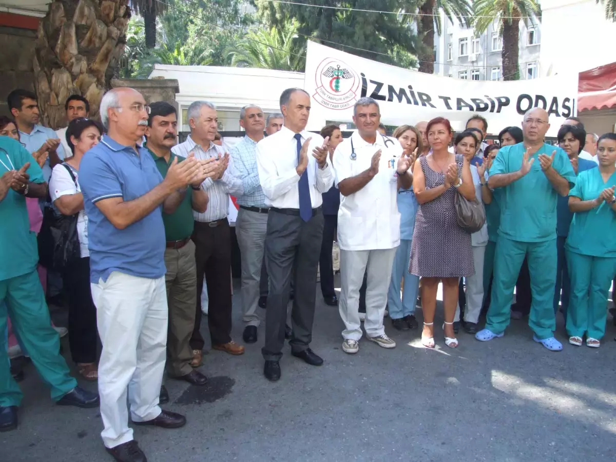 Sağlıkçılardan Bakan Akdağ\'a, \'Yanımızda Ol, Şiddeti Kına\' Çağrısı