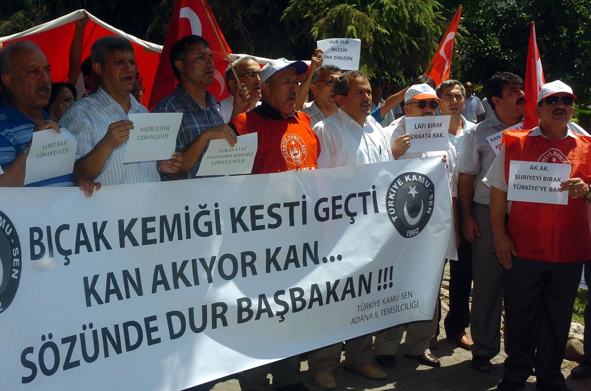 'Şehit Babasıyım' Dedi, Teröre Lanet Eyleminde Bayıldı