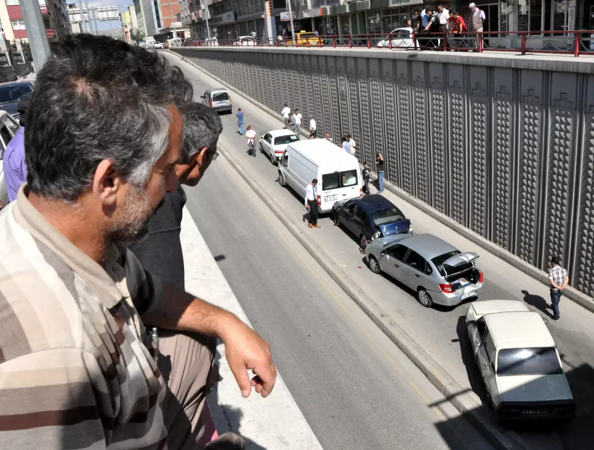 Alt Geçitte Zincirleme Kaza Trafiği Kilitledi