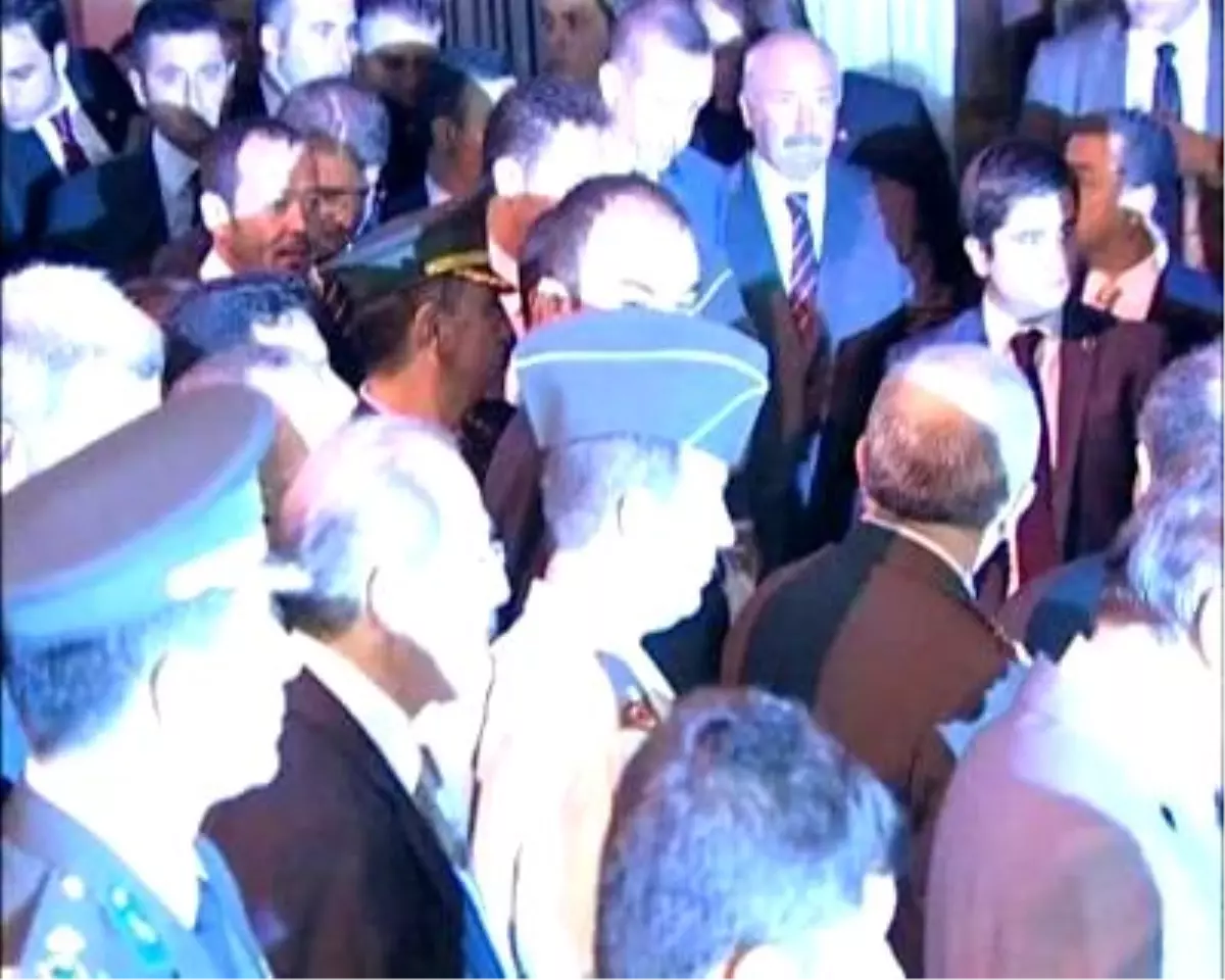 Başbakan Erdoğan\'dan Şehit Binbaşı\'nın Evine Taziye Ziyareti