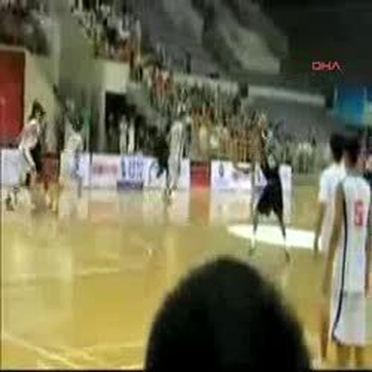 ABD'li Basketçilere Meydan Dayağı!