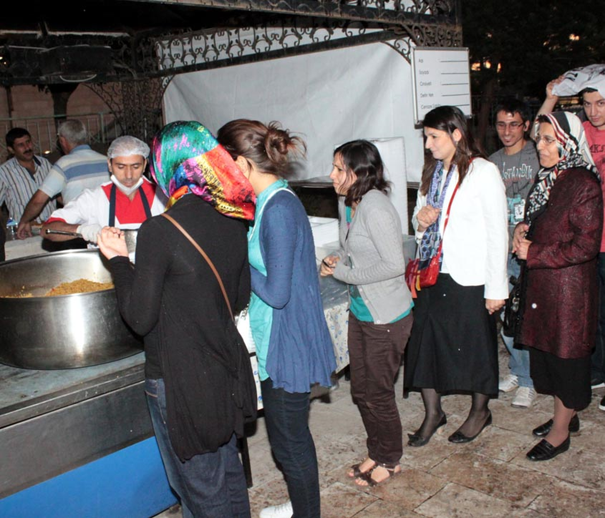 Milletvekili Çadırda Yemek Kuyruğunda