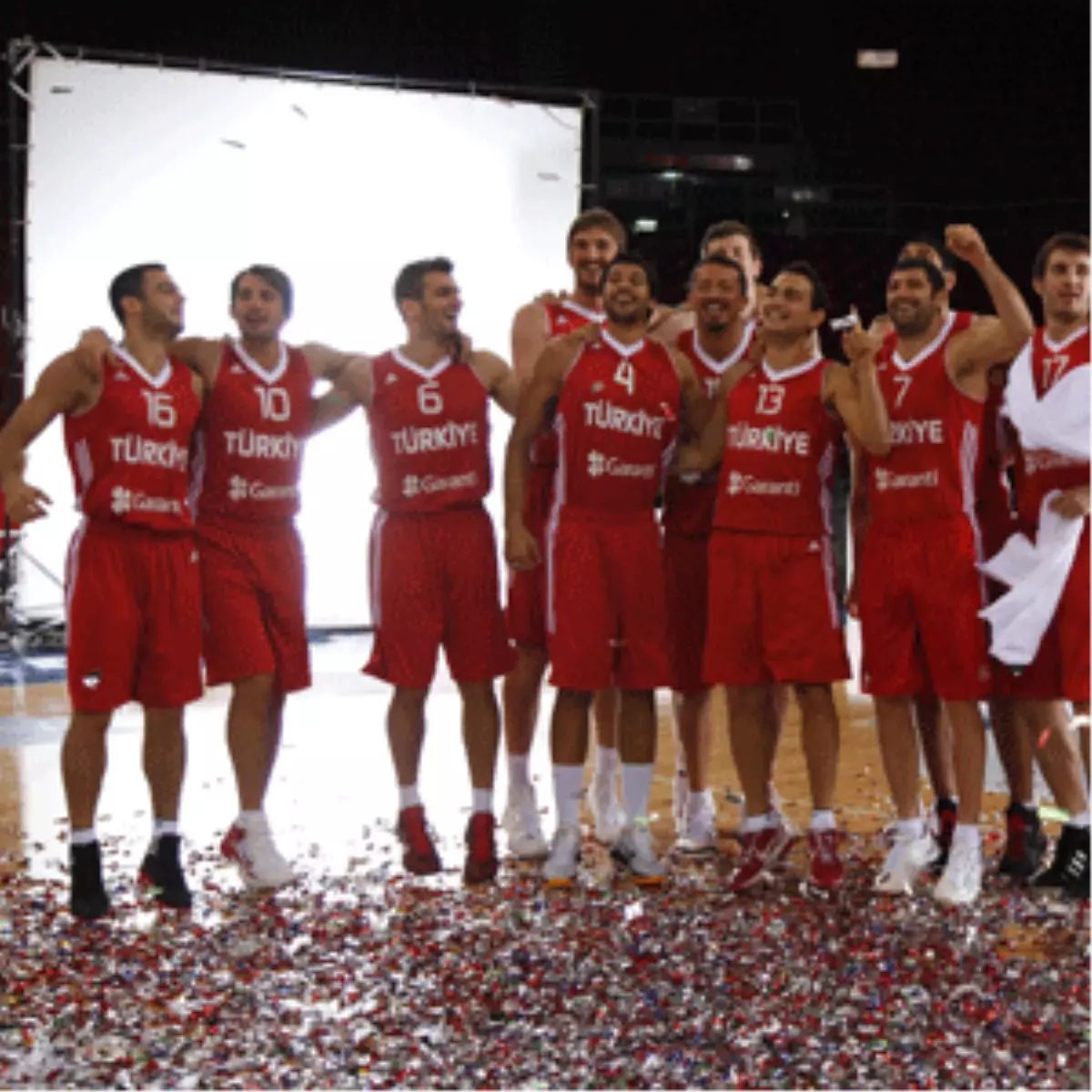 "12 Dev Adam" ve "Potanın Perileri" Omuz Omuza