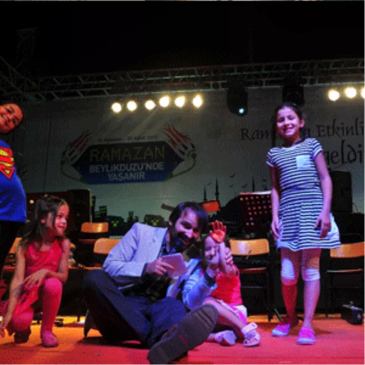 Akşamlarında Çocuklar Doyasıya Eğleniyor