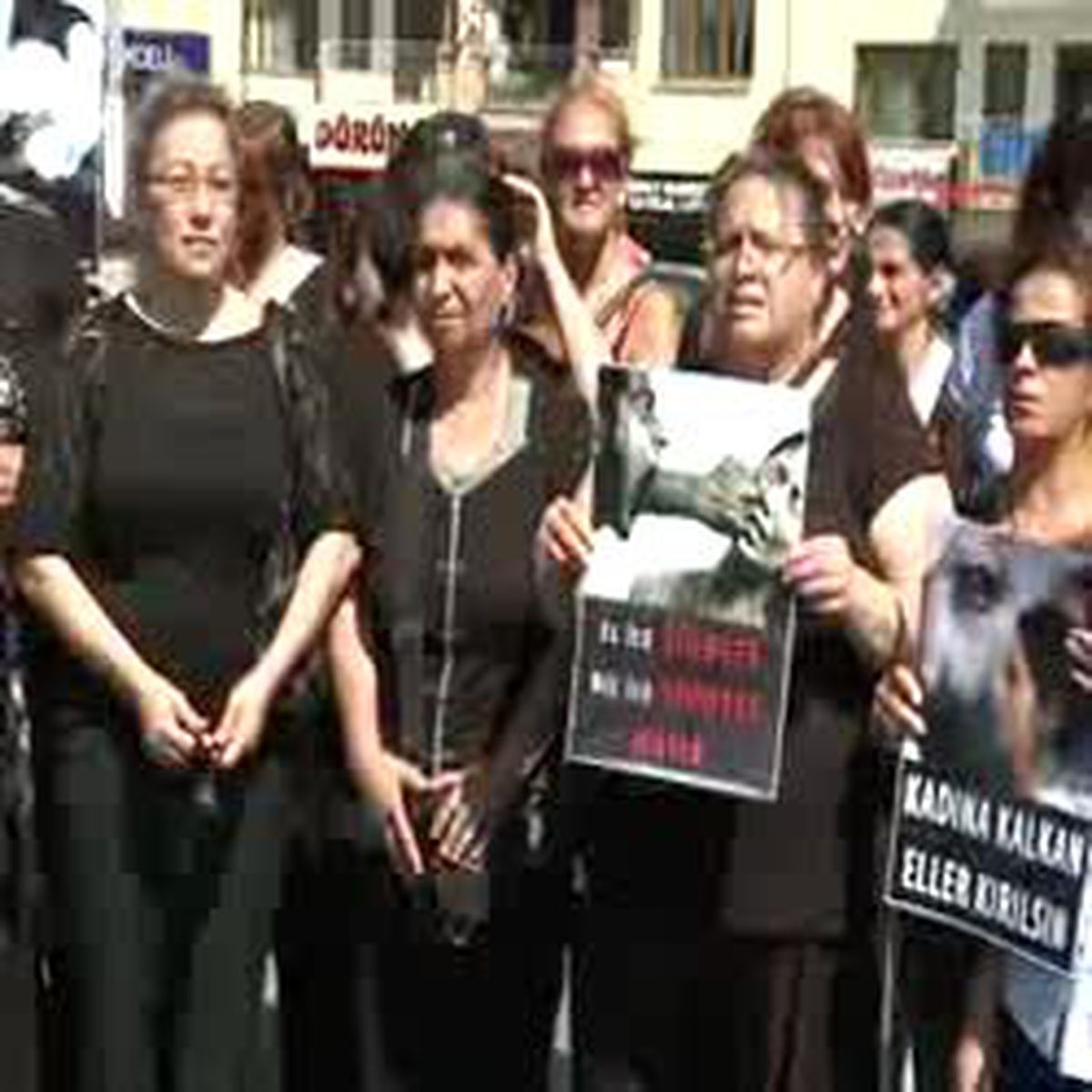 Kadına Şiddete Siyah Bantlı Susma Eylemi