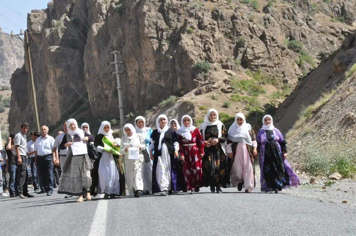 \'canlı Kalkan\' Olmaya Giderken, 9 Şehidin Olduğu Yere Tülbent Bıraktılar