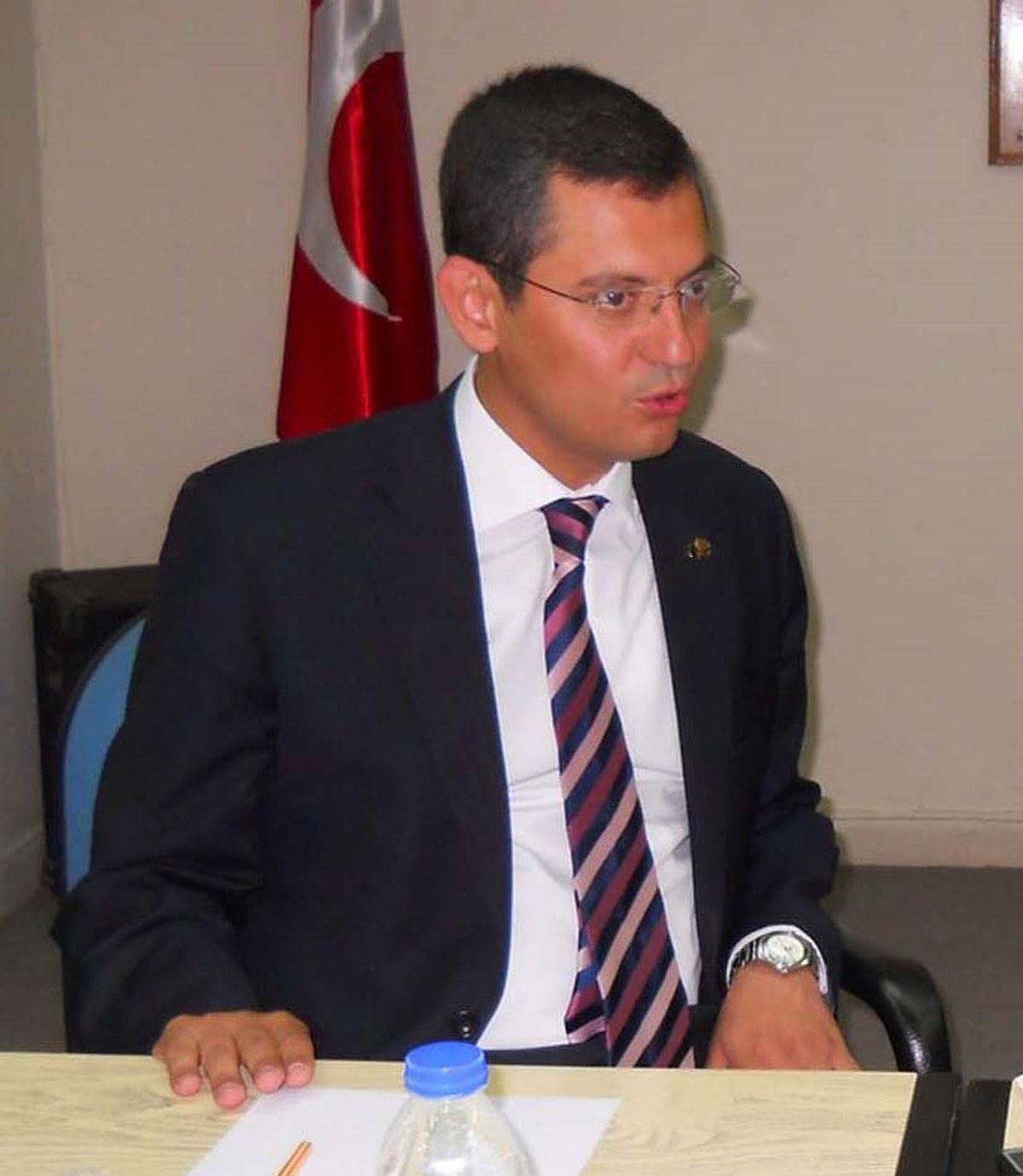 CHP'li Özel'den, 'korkutucu' Sigara Filmlerine Eleştiri